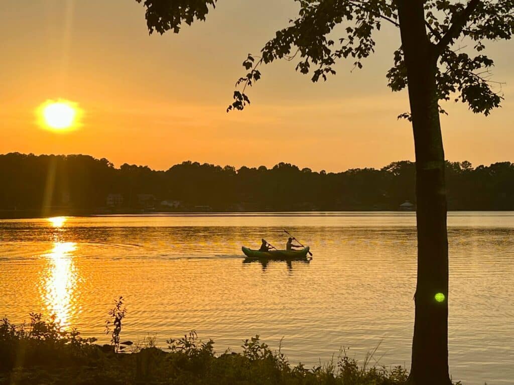 An image that represents people rowing in a nearby waters in Peachtree City GA